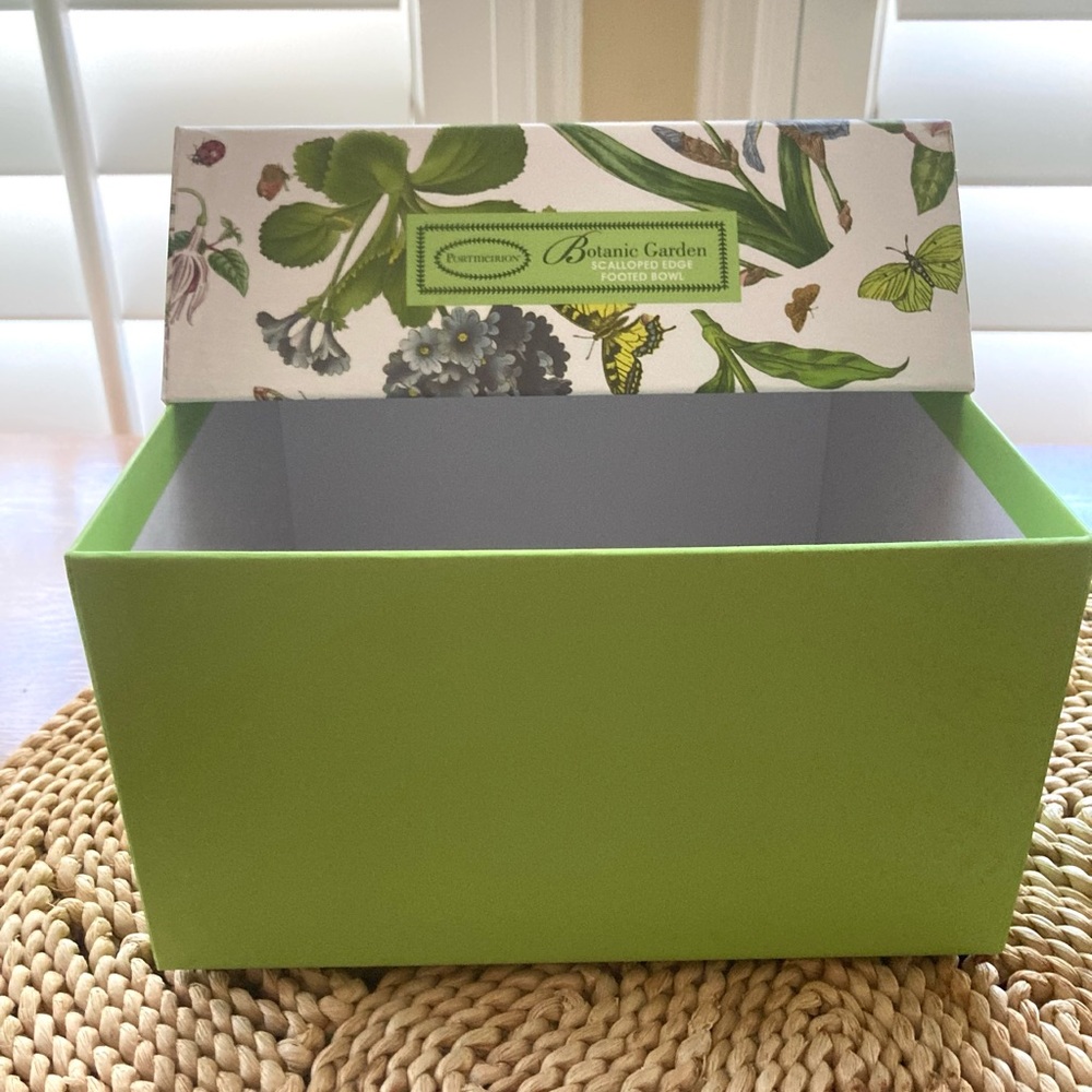 New Gift Boxed Portmeirion Botanic Garden scalloped edge footed bowl. - Picture 8 of 12